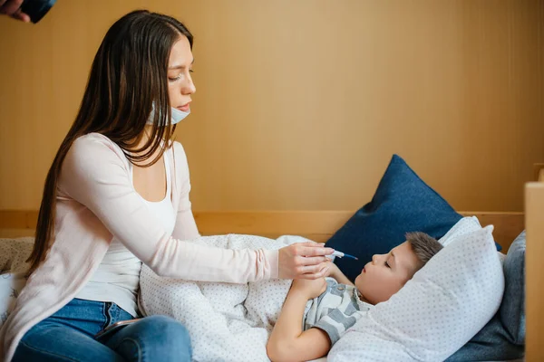 Uma Mãe Cuida Seu Filho Que Tem Febre Febre Doenças — Fotografia de Stock