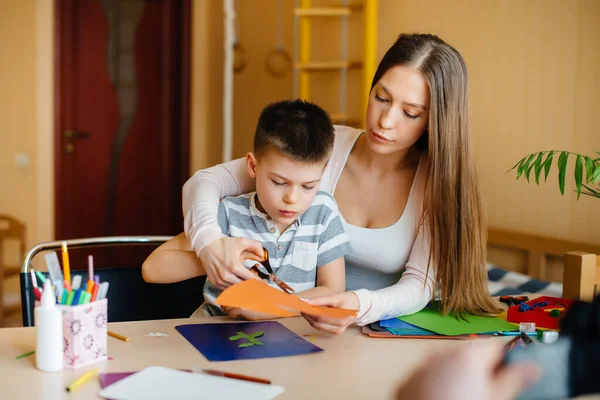 Una Giovane Madre Sta Facendo Compiti Con Suo Figlio Casa — Foto Stock