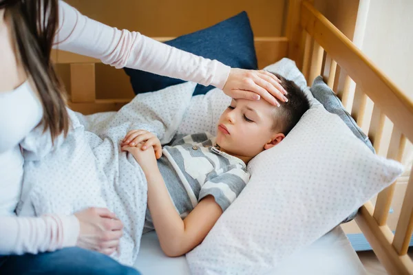 Een Moeder Zorgt Voor Haar Kind Dat Koorts Koorts Heeft — Stockfoto