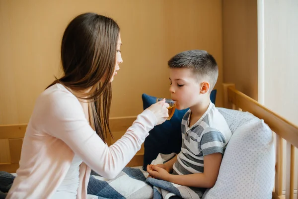 Moeder Geeft Warme Thee Met Citroen Aan Haar Baby Tijdens — Stockfoto