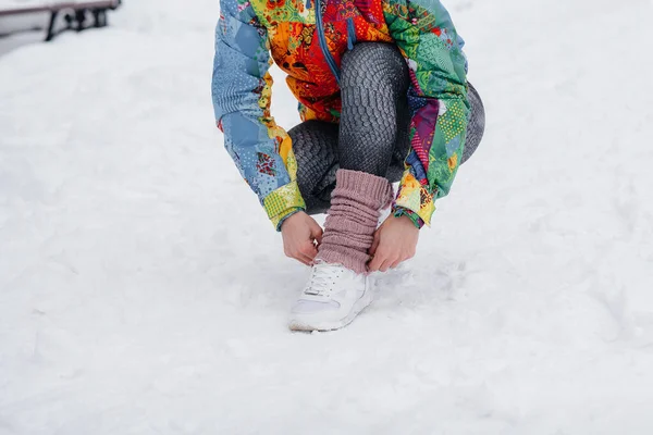 Young Athletic Girl Ties Her Shoes Frosty Snowy Day Fitness — Stock Photo, Image