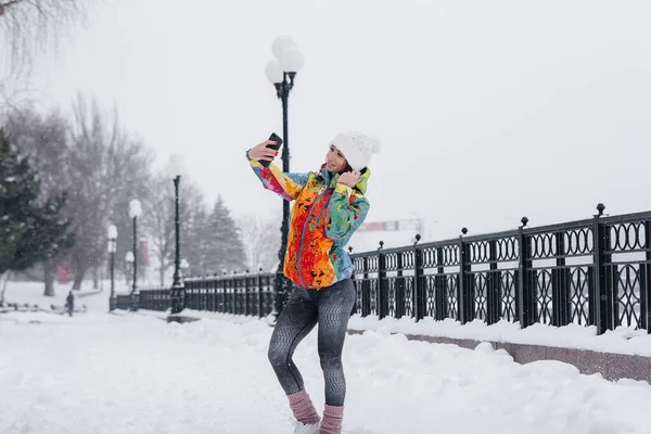 Young Athletic Girl Takes Selfie Frosty Snowy Day Fitness Recreation — Stock Photo, Image