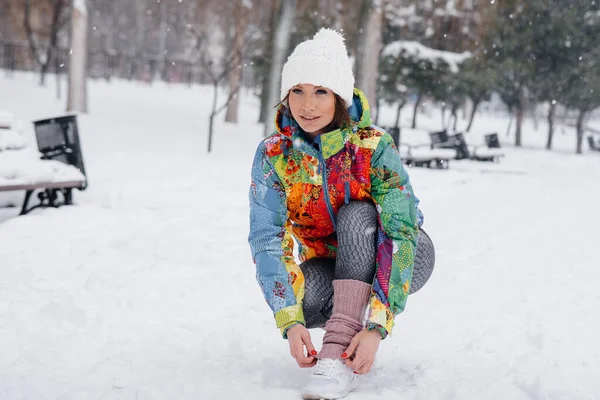 Young Athletic Girl Ties Her Shoes Frosty Snowy Day Fitness — Stock Photo, Image