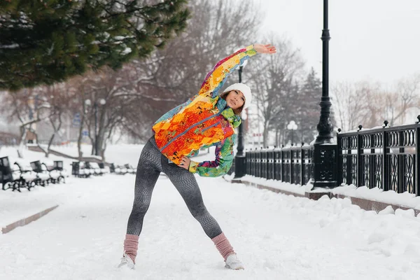 Młoda Wysportowana Dziewczyna Uprawia Sport Mroźny Śnieżny Dzień Sprawność Bieganie — Zdjęcie stockowe
