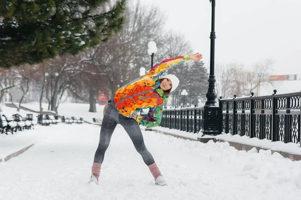 Молодая Спортсменка Занимается Спортом Морозный Снежный День Фитнес Бег — стоковое фото