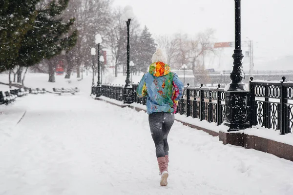 Uma Menina Bonita Está Jogging Dia Gelado Nevado Esportes Estilo — Fotografia de Stock