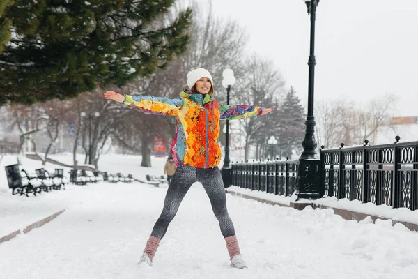 Młoda Wysportowana Dziewczyna Uprawia Sport Mroźny Śnieżny Dzień Sprawność Bieganie — Zdjęcie stockowe