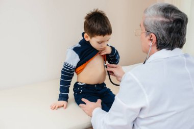 Genç bir çocuk modern bir klinikte deneyimli bir doktor tarafından dinlenir ve tedavi edilir. Bir virüs ve bir salgın.