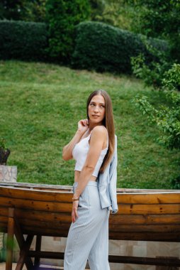 Rahatlarken poz veren güzel bir genç kız, iş kadını. Rahatlama.