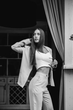 Rahatlarken poz veren güzel bir genç kız, iş kadını. Rahatlama.