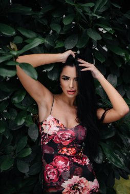 Genç ve güzel bir esmer, sık orman ve yağmur ormanları arasında poz veriyor. Spa