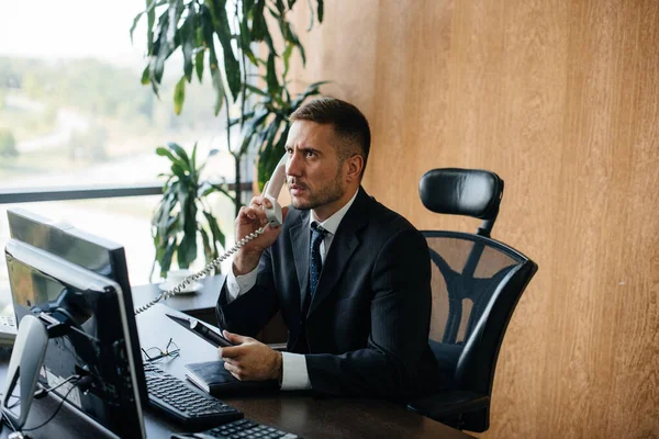 Gerente Está Teléfono Oficina Negocios Finanzas — Foto de Stock