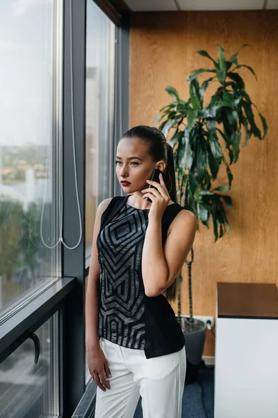 Secretaria Está Hablando Por Teléfono Cerca Ventana Oficina — Foto de Stock