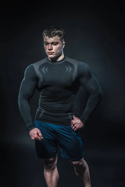 Sexy Junge Sportlerin Posiert Vor Schwarzem Hintergrund Studio Fitness Bodybuilding — Stockfoto