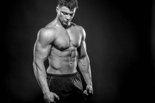 Sexig Ung Idrottsman Poserar Svart Bakgrund Studion Fitness Bodybuilding Svart — Stockfoto