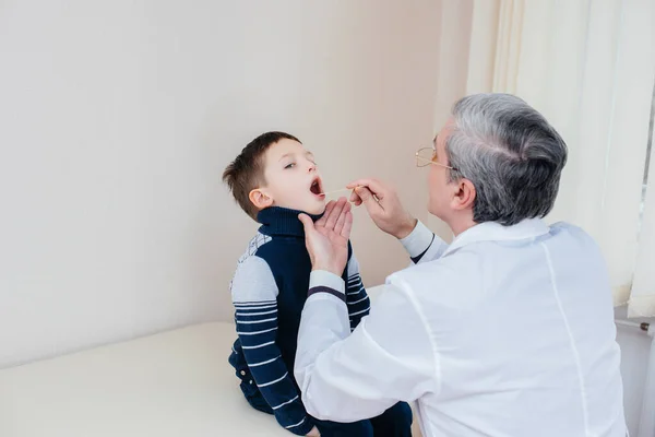 Mladého Chlapce Poslouchá Léčí Zkušený Lékař Moderní Klinice Virus Epidemie — Stock fotografie