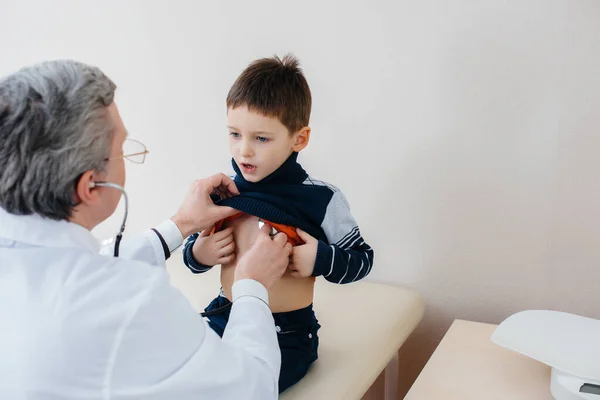 Menino Ouvido Tratado Por Médico Experiente Uma Clínica Moderna Vírus — Fotografia de Stock