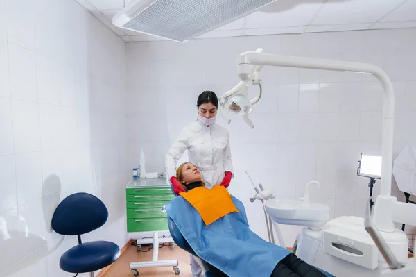 Zubní Lékař Provede Vyšetření Konzultaci Pacientem Zubní Lékařství — Stock fotografie