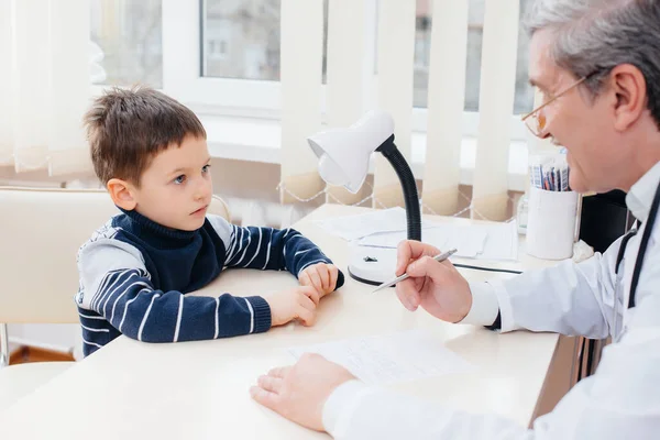 Mladého Chlapce Poslouchá Léčí Zkušený Lékař Moderní Klinice Virus Epidemie — Stock fotografie