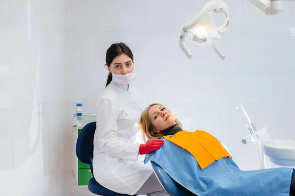 Dentysta Przeprowadza Badania Konsultacje Pacjentem Stomatologia — Zdjęcie stockowe