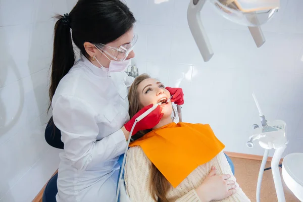 Profesjonalny Dentysta Leczy Bada Jamy Ustnej Ciężarnej Dziewczyny Nowoczesnym Gabinecie — Zdjęcie stockowe
