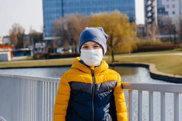 Niño Está Parado Sobre Fondo Gris Una Máscara Durante Una — Foto de Stock