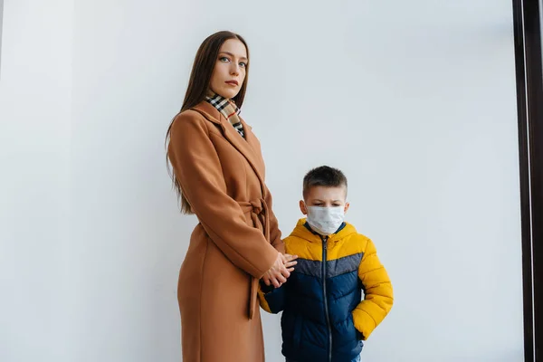 Uma Mãe Com Seu Filho Fica Uma Máscara Durante Quarentena — Fotografia de Stock