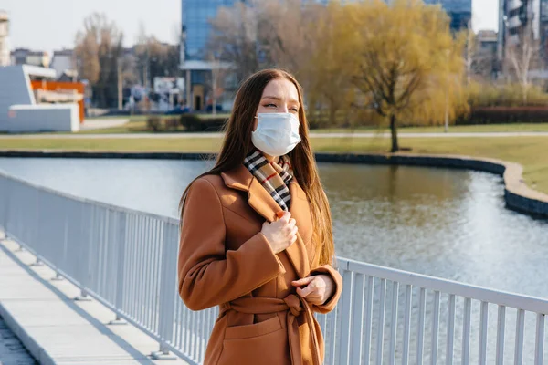 Salgın Koronovirüs Sırasında Genç Bir Kız Maske Takıyor Karantina — Stok fotoğraf