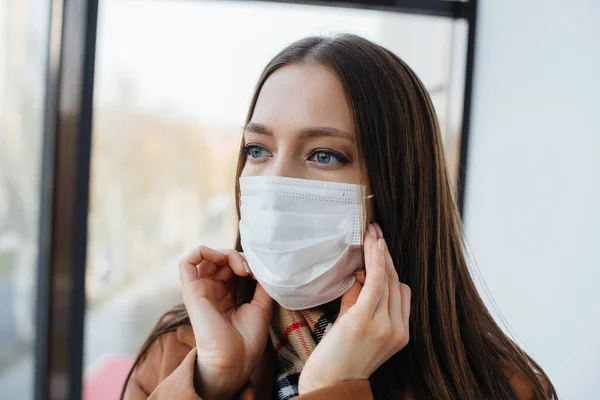 Salgın Koronovirüs Sırasında Genç Bir Kız Maske Takıyor Karantina — Stok fotoğraf