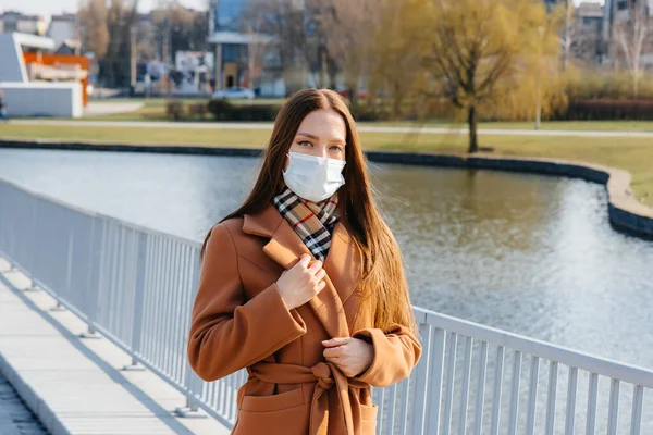 Una Joven Camina Con Una Máscara Durante Pandemia Coronovirus Cuarentena — Foto de Stock