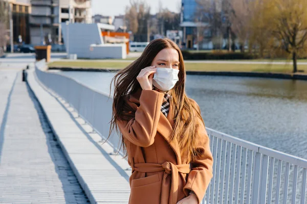 Una Joven Camina Con Una Máscara Durante Pandemia Coronovirus Cuarentena — Foto de Stock