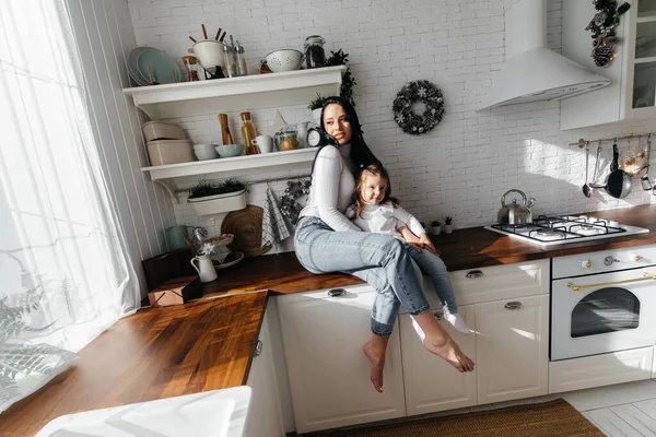 Mãe Filha Cozinham Cozinha Brincam Família Felicidade — Fotografia de Stock
