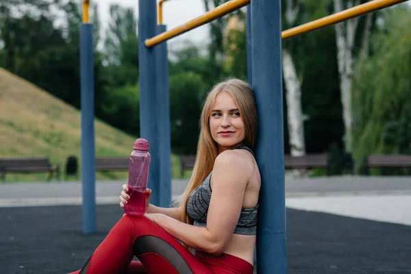 Sexy Dívka Dělá Sport Pije Vodu Pod Širým Nebem Fitness — Stock fotografie