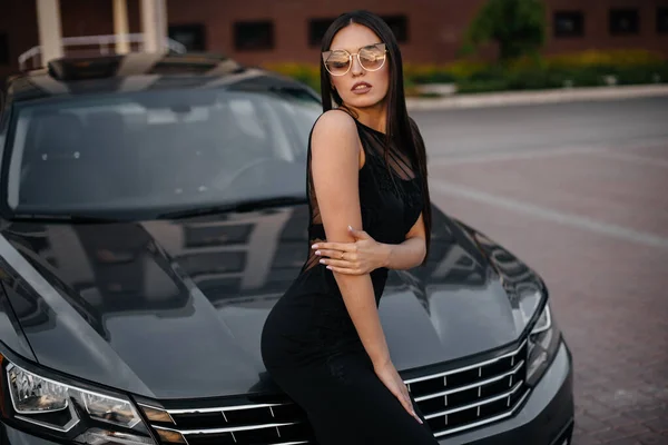 Chica Joven Con Estilo Encuentra Cerca Del Coche Vestido Negro — Foto de Stock