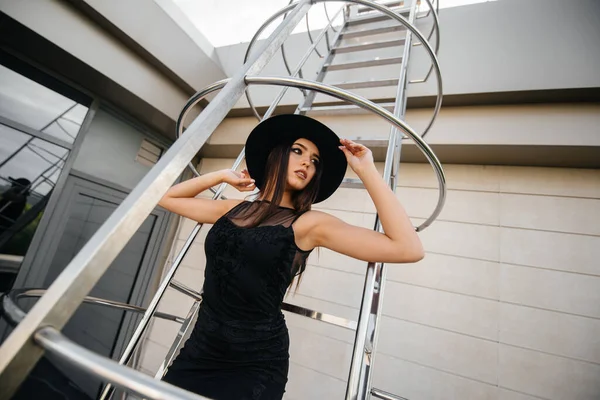 Menina Elegante Posando Chapéu Saída Incêndio Centro Negócios Moda — Fotografia de Stock