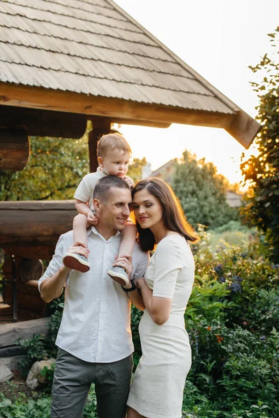 Família Feliz Com Seu Filho Andando Parque Pôr Sol Felicidade — Fotografia de Stock