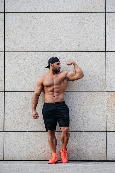 Sexy Sportsman Stands Topless Wall Fitness Bodybuilding — Stock Photo, Image