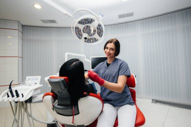 Diş hekimi hastanın dişlerini tedavi eder. Dişçilik