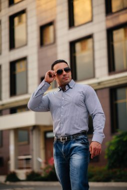Ofis binasının yakınında başarılı genç bir adam. İş dünyası