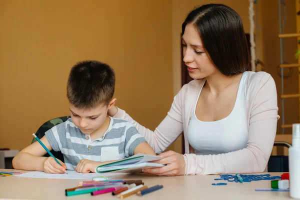 Una Joven Madre Está Haciendo Los Deberes Con Hijo Casa — Foto de Stock