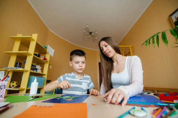 Egy Fiatal Anya Házi Feladatot Csinál Otthon Fiával Szülők Képzés — Stock Fotó