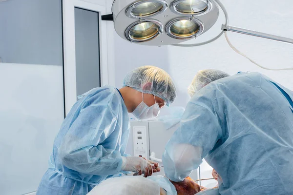 在一个现代化的手术室里操作 对病人进行特写 紧急抢救和复苏 医学和外科 — 图库照片