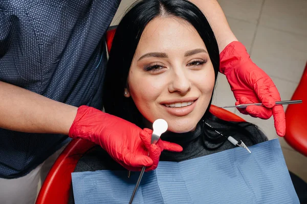 Dentista Cura Denti Della Ragazza Paziente Odontoiatria — Foto Stock