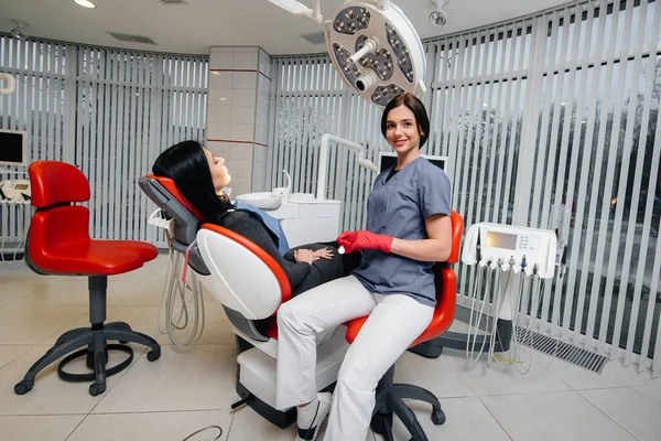 Odontólogo Realiza Examen Consulta Del Paciente Odontología — Foto de Stock