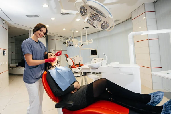 Young Doctor Treats His Patient Teeth Dentistry — Stock Photo, Image