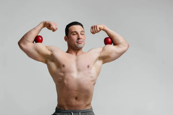Sportlicher Sexy Typ Der Auf Weißem Hintergrund Mit Leuchtenden Früchten — Stockfoto