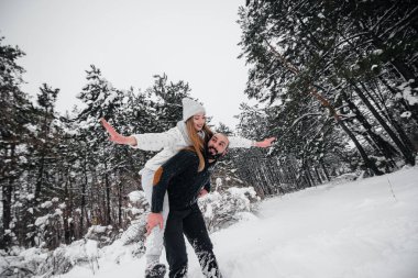 Ormanda karla oynayan çift.