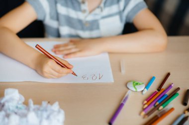 Ödevimi yaptığım masaüstüne yakın çekim. Bir okul çocuğuyla annesi. Çalış