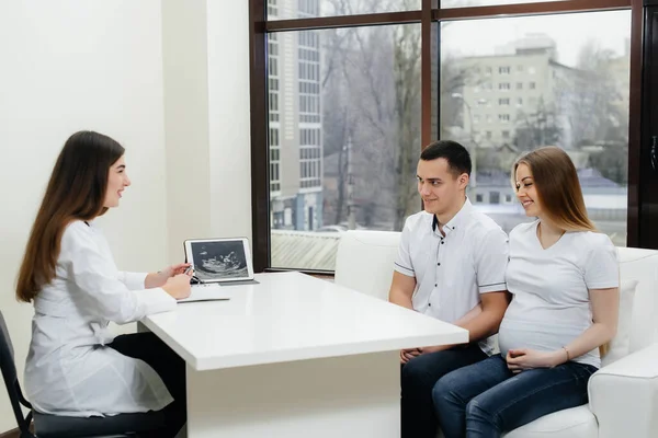 Una Pareja Joven Esperando Bebé Para Consultar Ginecólogo Después Ultrasonido — Foto de Stock