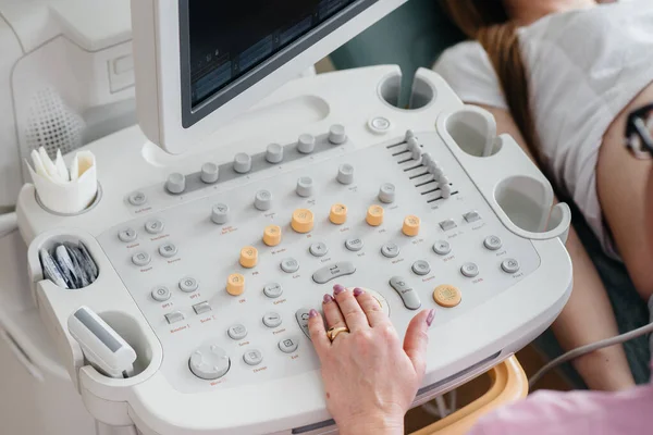 Närbild Ultraljud Anordning Läkarundersökning Gravid Kvinna Läkarundersökning — Stockfoto